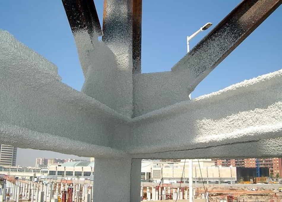 Pilar y vigas de acero protegidos con mortero ignífugo proyectado en una estructura en obra