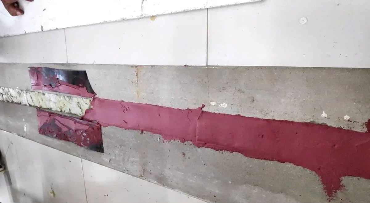 Junta lineal entre forjado y tabique sellada con masilla intumescente para mantener la compartimentación